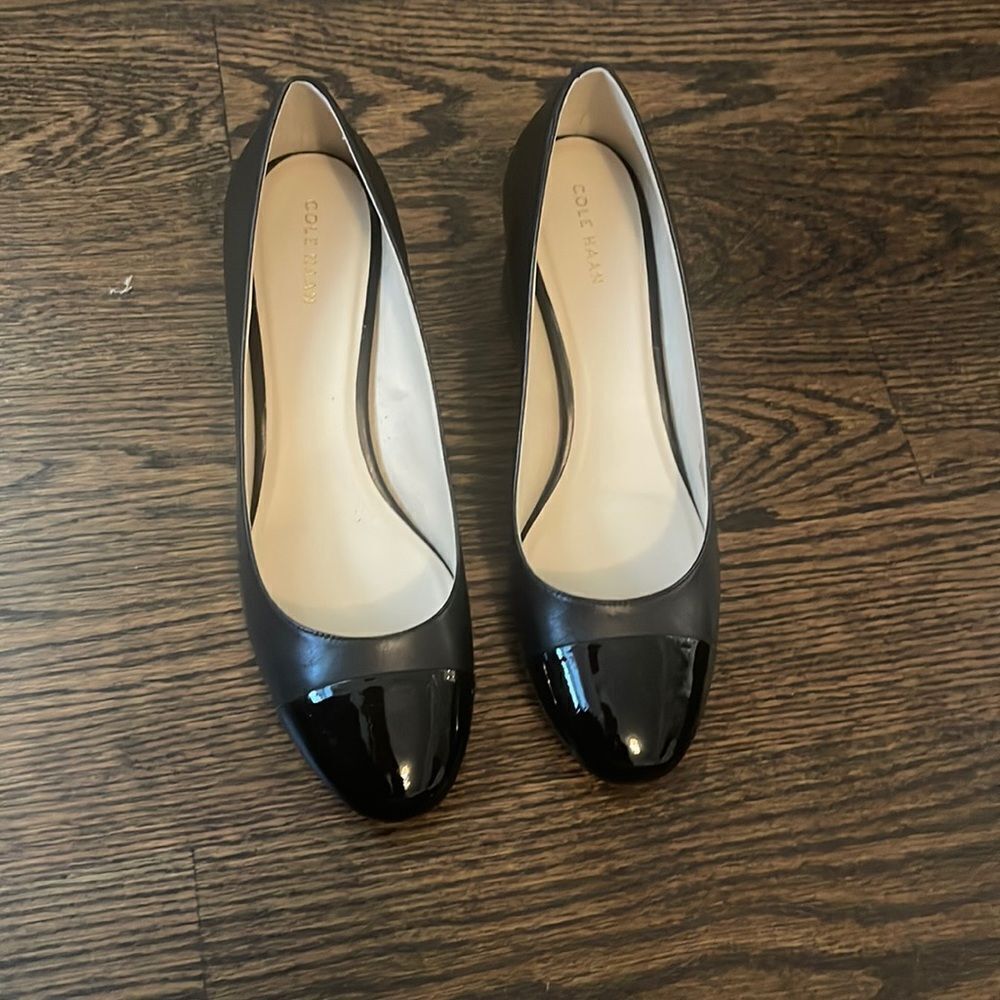 NEW COLE HANN SIZE 9 CAP TOE LOW HEEL IN BLACK LEATHER & PATENT.